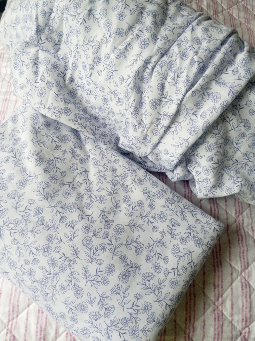 White and Light Blue Floral Queen Sheet Set - Never Used..so Pretty!